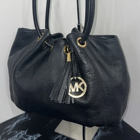 Women’s Handbag Michael Michael Kors
Black Tassel Leather Shoulder Bag AUTHENTIC - Picture 2 of 9